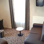 מלון Logis & Restaurant - Les Arcades 3*